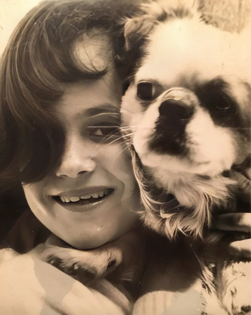 Tamara Trpttner en su niñez con su perro