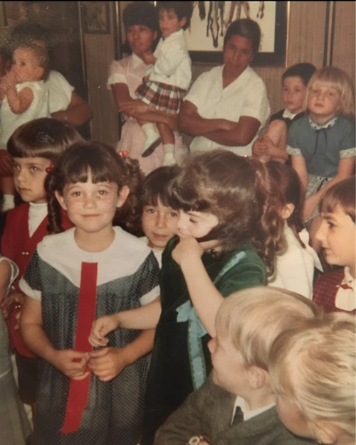 Tamara Trottner en su niñez en un cumpleaños