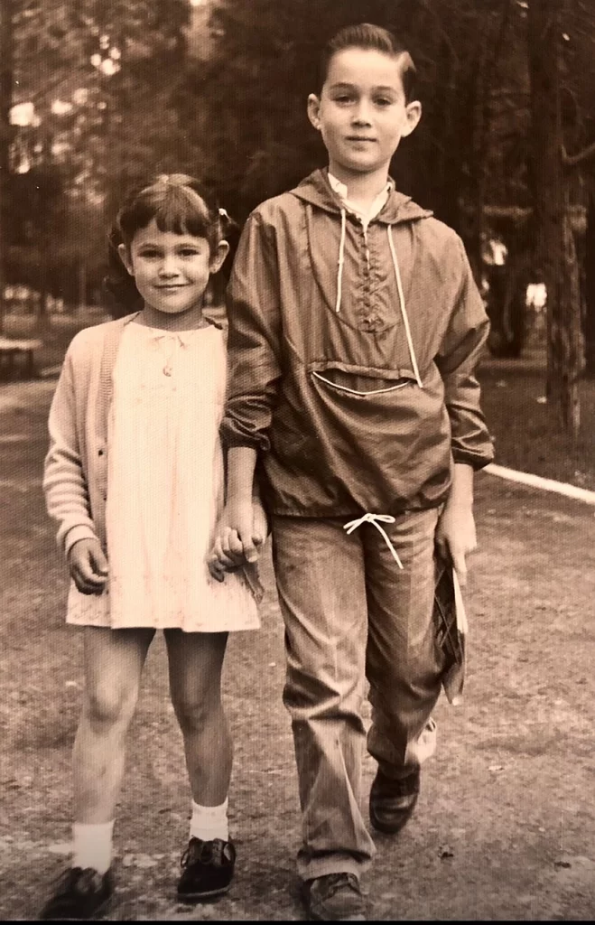Tamara Trottner y su hermano en su niñez
