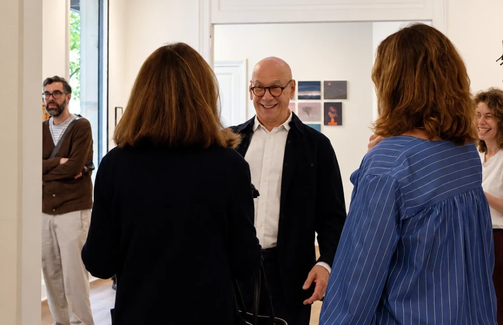 conversación en galería de arte Azur